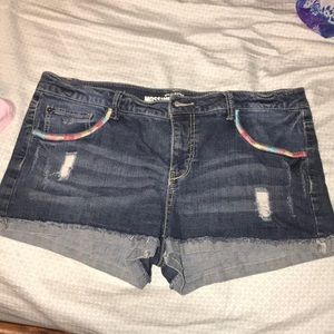 Denim shorts with stitched pockets